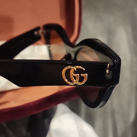Gucci Black and Brown Sunglasses - Picture 2 of 5